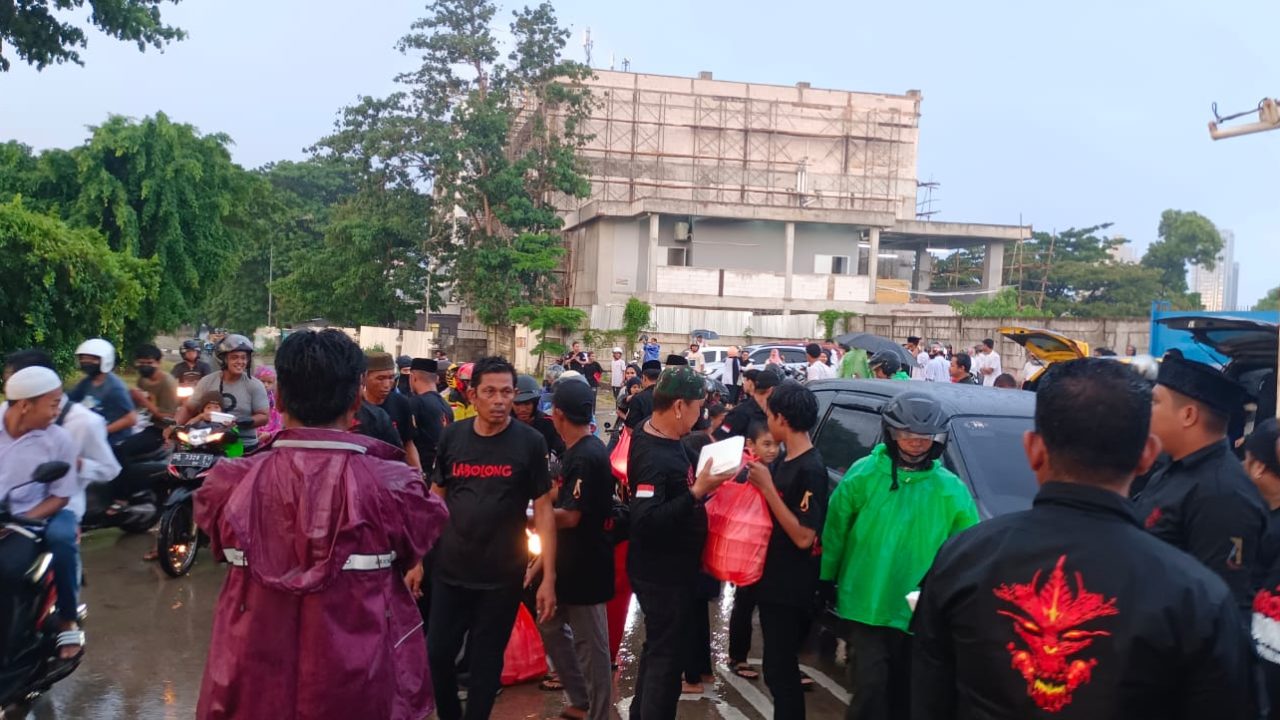Sukses Ormas Labolong Indonesia berbagi Takjil di Jalan Metro Tanjung Bunga Makassar